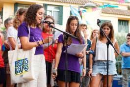 Noies llegint un discurs feminista Llimona disseny gràfic i desenvolupament web